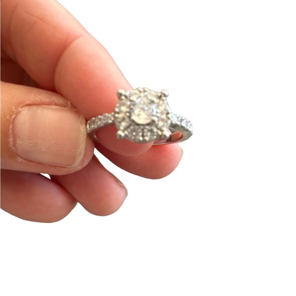 Classic Look Zircon Solitaire Silver Ring - Picture 6 of 7